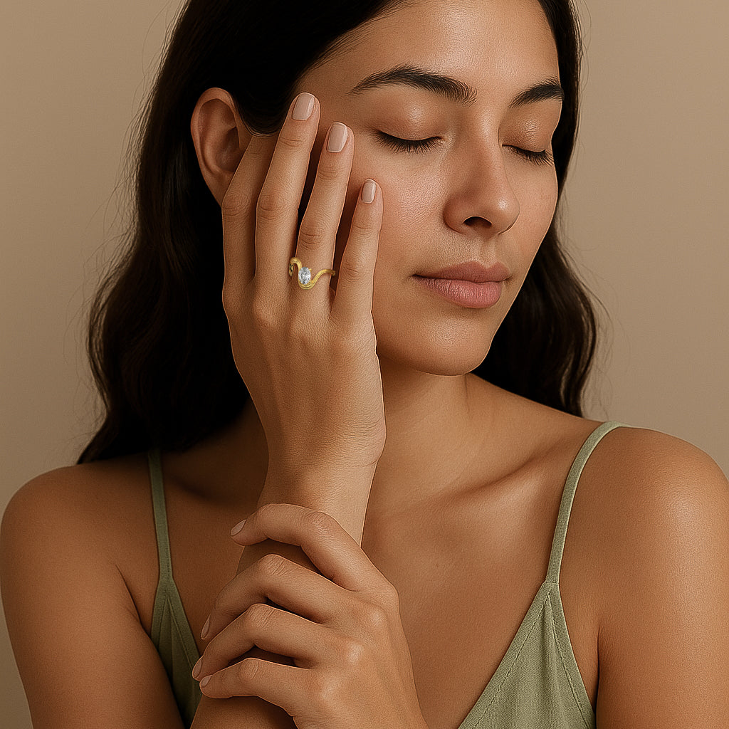 Oval  Luna  Curve Ring in Yellow Gold