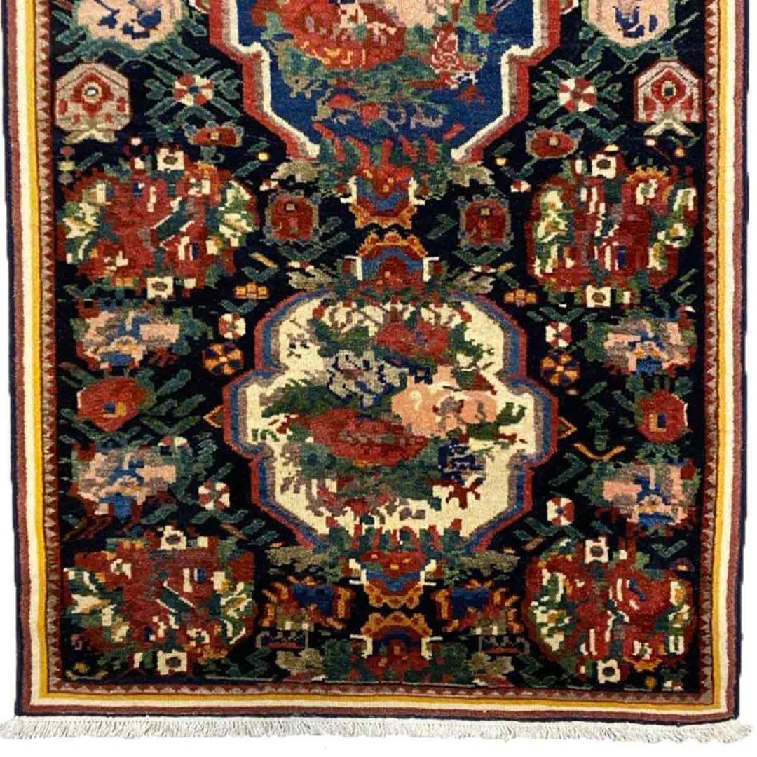 Bakhtiari Rug – 50-Year-Old Hand-Knotted Persian Carpet with Repeated Medallions (140×105 cm)