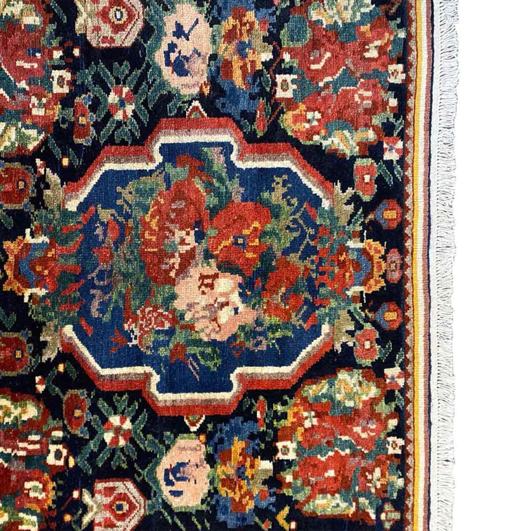 Bakhtiari Rug – 50-Year-Old Hand-Knotted Persian Carpet with Repeated Medallions (140×105 cm)